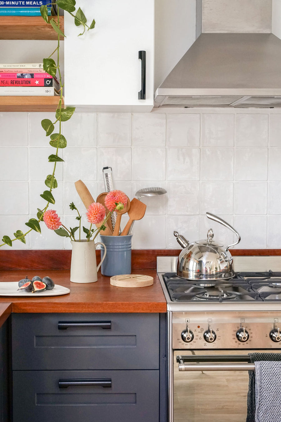 Montreal Cabinet Handles in satin black - Pedersen + Lennard